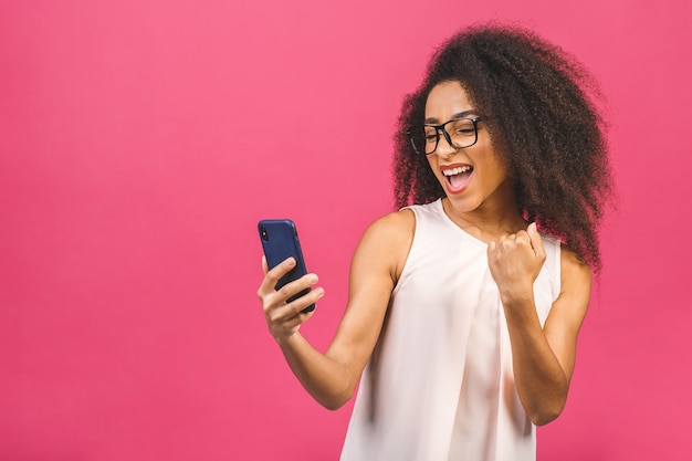 Portret vrouw met behulp van telefoon