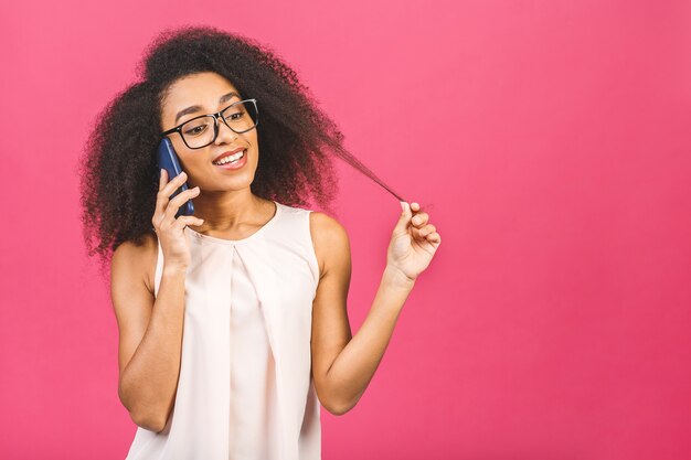 Portret vrouw met behulp van telefoon