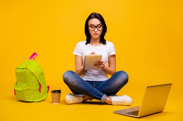 portret vrouw met boeken en laptop