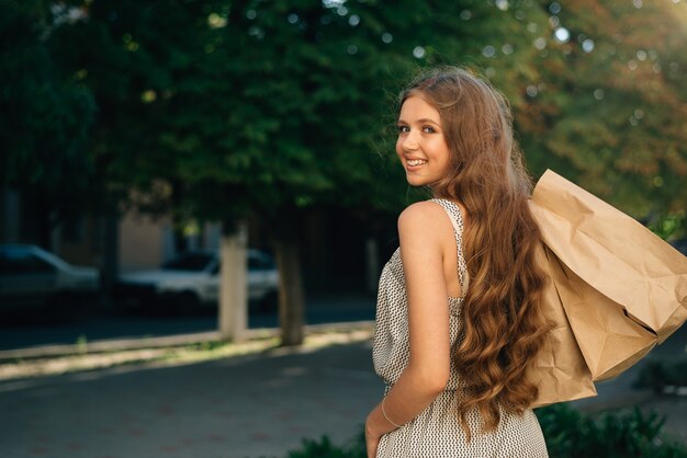 portret vrouw met boodschappentassen