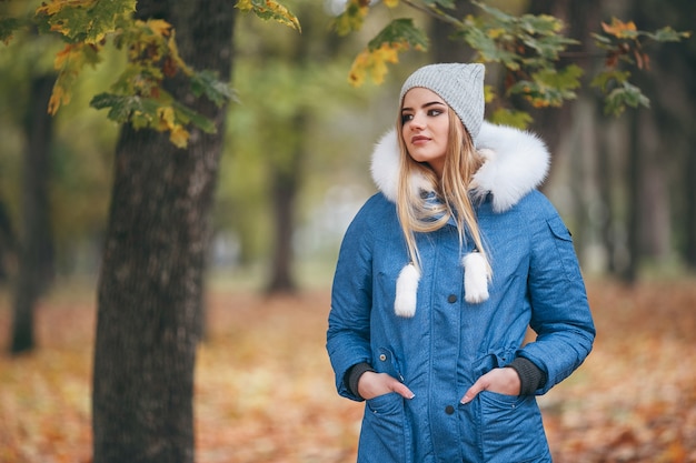 portret vrouw met een jas in park