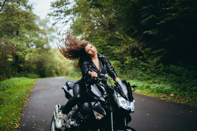 Foto portret vrouw met een motorfiets