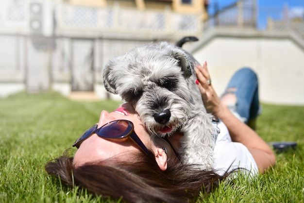 Portret vrouw met hond in park