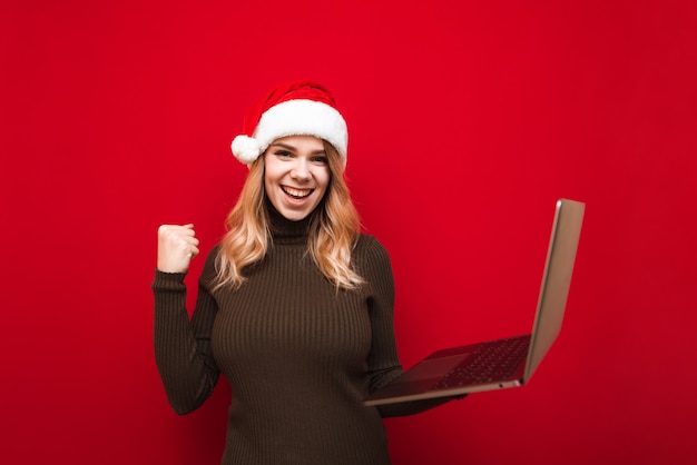 portret vrouw met kerstmuts met laptop