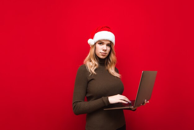 portret vrouw met kerstmuts met laptop