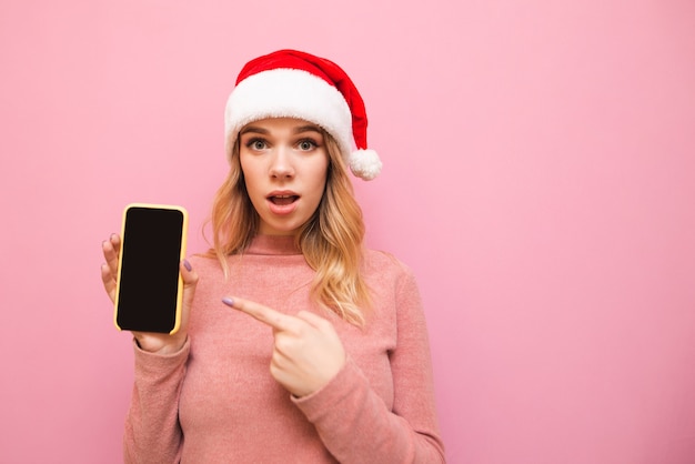 portret vrouw met kerstmuts met telefoon