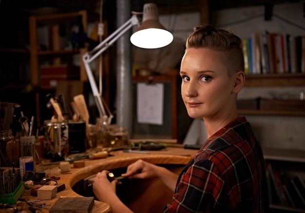 Portret vrouw of gereedschap met hout in werkplaats met ambachtelijke vaardigheid of handgemaakt ontwerp en creativiteit Houtsnijder of creatieve persoon met zelfvertrouwen of apparatuur voor ambacht of hobby