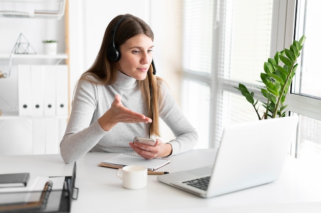 Foto portret vrouw op het werk met video-oproep