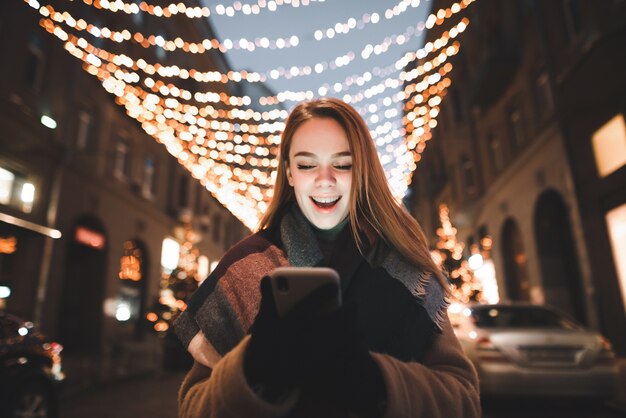 portret vrouw op straat in de kersttijd