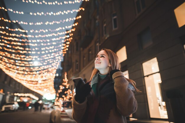 portret vrouw op straat in de kersttijd