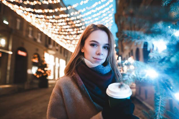 portret vrouw op straat met kopje koffie