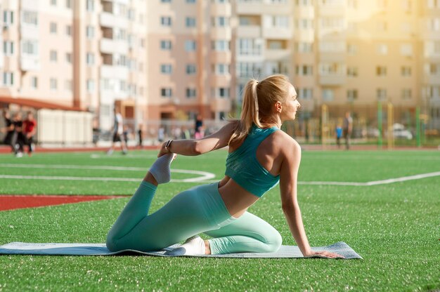 portret vrouw stadium doet yoga