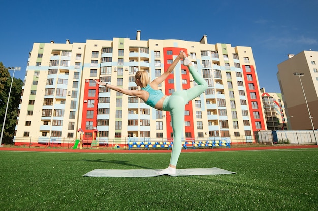 portret vrouw stadium doet yoga