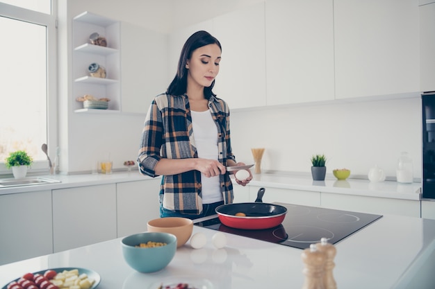 Portret vrouw thuis koken