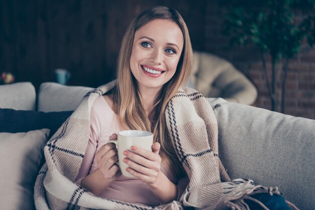 portret vrouw zittend op de bank