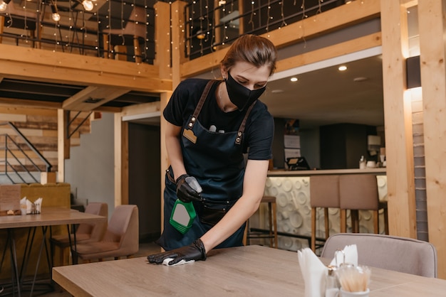 portret vrouwelijke serveerster schoonmaken