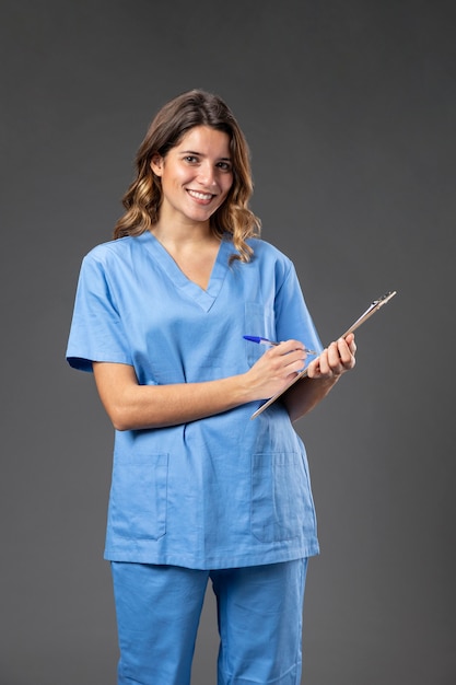 Portret vrouwelijke verpleegster met klembord