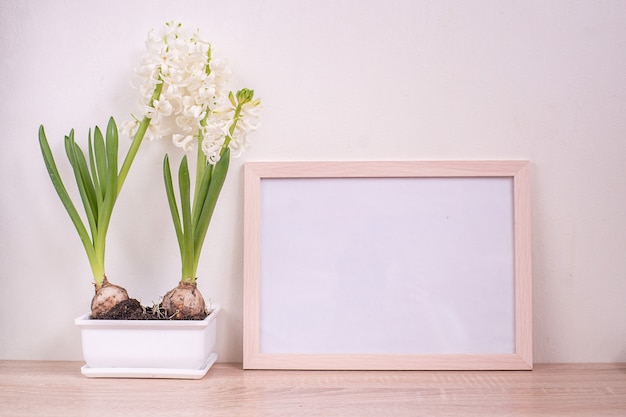 Portret witte fotolijst mockup op houten tafel.