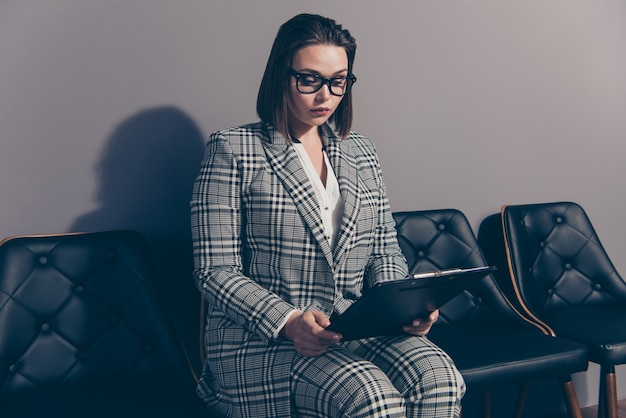 Portret zakenvrouw dragen pak met laptop