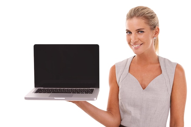 Portret zakenvrouw en laptop met mockup in studio geïsoleerde of witte achtergrond van advertentieruimte Gelukkig werknemer vrouwelijk model en computertechnologie website en digitaal marketingplatform