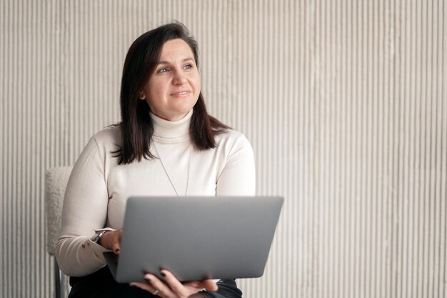 Portret zakenvrouw met bril Secretaresse in kantoorkleding geïsoleerde transparante achtergrond