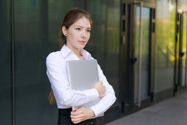 Portret zelfverzekerde succesvolle jonge vrouw formeel geklede zakenvrouw