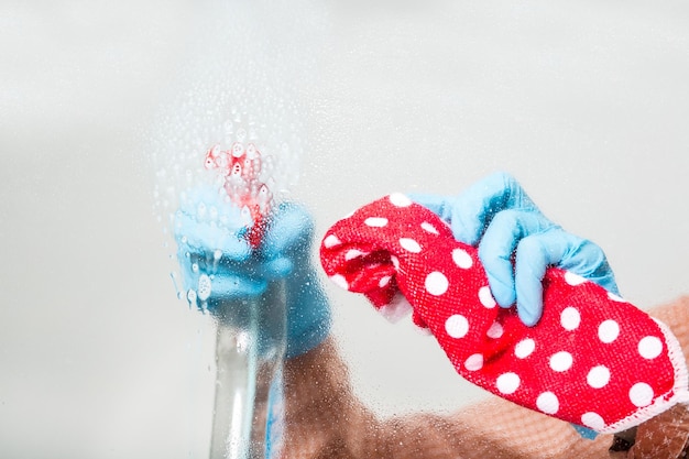 Foto portret zelfverzekerde vrouw met schoonmaakspullen voor de keuken huishoudster