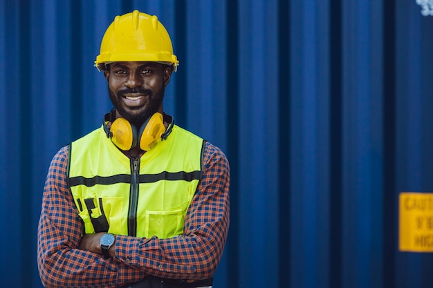 Portret zwarte Afrikaanse stafmedewerker gelukkige glimlach die werkt in de logistieke haven van de vrachtverzending