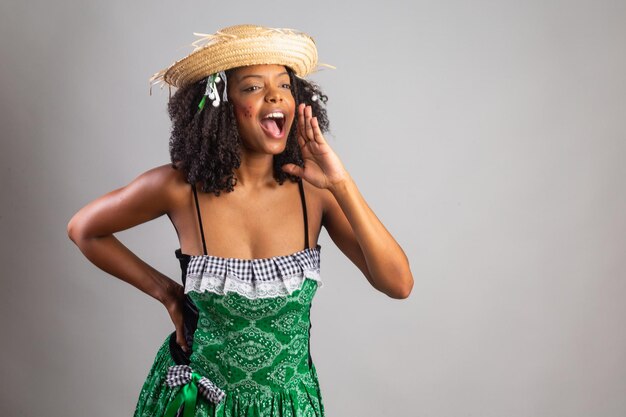 Portret Zwarte Braziliaanse vrouw in festa junina-kleding Saint John's festival schreeuwend luid aankondigend
