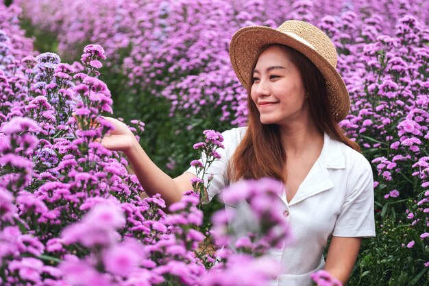 Portretbeeld van een mooie jonge Aziatische vrouw in het bloemenveld van Margaret