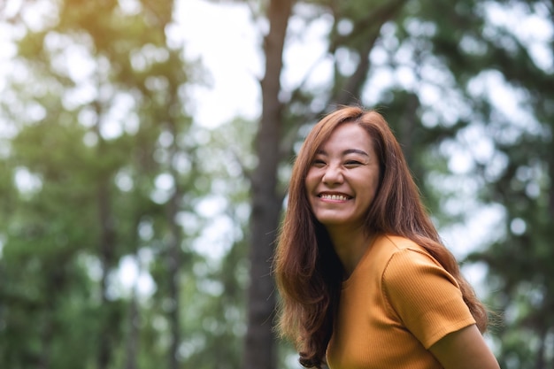 Portretbeeld van een mooie jonge Aziatische vrouw in het park