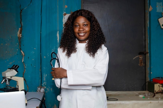 Portretbeeld van zwarte vrouwelijke laboratoriumarts met gekruiste arm
