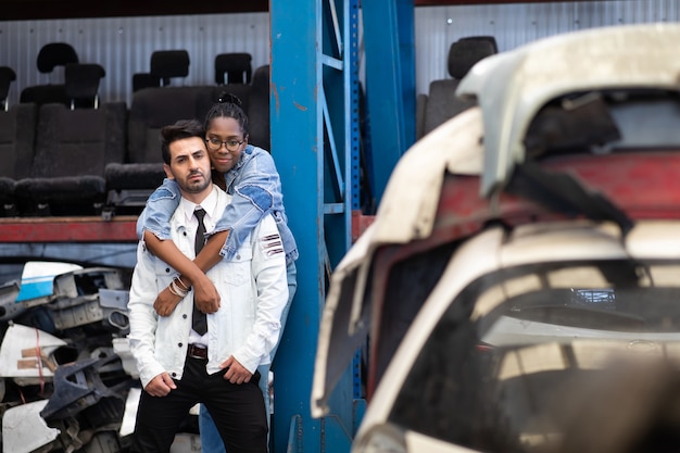 Foto portretfoto modelleren. afro-amerikaanse vrouwelijke werknemer werknemer en spaanse man manager werken samen bij oude auto- en auto-onderdelen magazijn winkel.