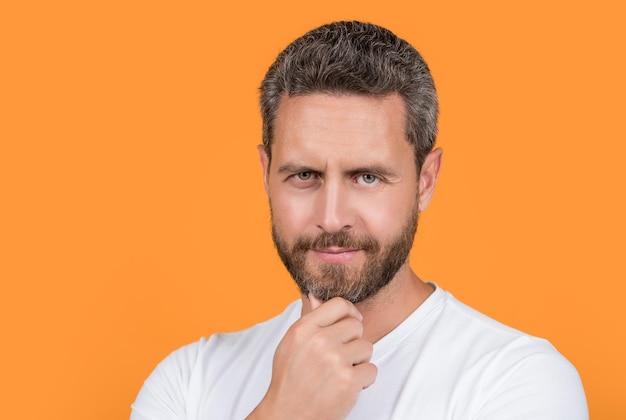 Portretfoto van een blanke man met een wit overhemd, een man met een casual stijl, een baardman