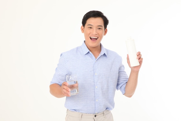 Portretfoto van een jonge knappe vrolijke Aziatische kantoormedewerker man geïsoleerd op een witte achtergrond