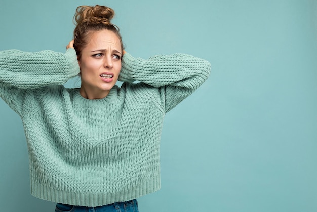 Portretfoto van een jonge, mooie, mooie, boze, ontevreden blonde vrouw met oprechte emoties?