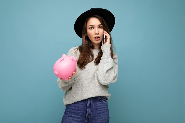 Portretfoto van het vragen van een serieuze doordachte jonge aantrekkelijke mooie vrouw met een donkere strekking lang