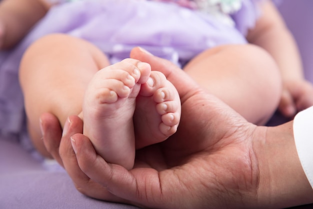 Foto portretfotografie van de voeten van een pasgeboren baby