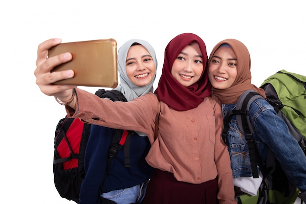 Portretgeluk van hijabreiziger selfie samen met smartphone