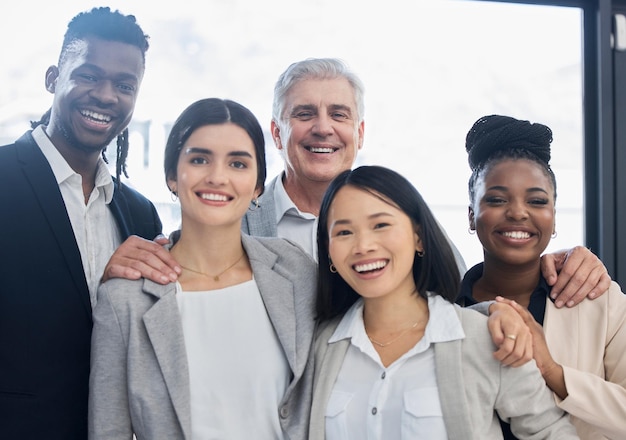 Portretglimlach en diversiteit van zakenmensen op kantoor voor bedrijfsdoelen teambuilding of motivatie Teamwerksamenwerking en groep gelukkige medewerkers met visie, missie of succesmentaliteit