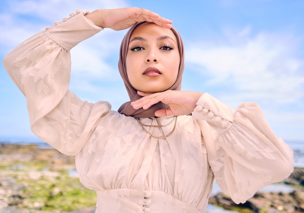 Portrethanden of mode met een moslimvrouw buiten in een sjaal voor religie of eigentijdse stijl Saoedisch gezicht en hijab met een trendy jonge islam-vrouwelijke persoon die buiten poseert in moderne kleding
