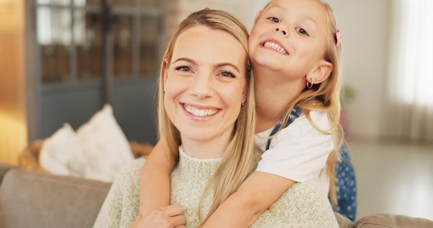 Foto portretknuffel en moeder met meisje op een bank met zorg, gelukkig en band in het ouderlijk huis glimlachgezicht en moeder met schattig kind in een woonkamer, ontspan met liefde, vertrouwen en steun of meeliftspellen