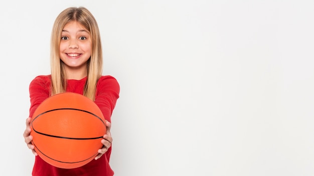 Portretmeisje met basketbalbal