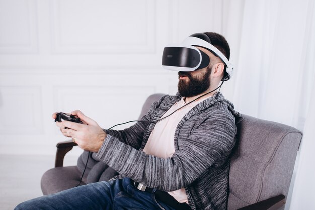 Portretmens in virtuele glazen, het concept van technologiegokken