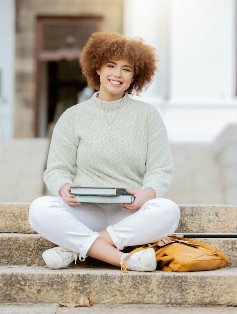 Portretonderwijs en zwarte vrouw op universitaire trappen met boeken student en campus voor toekomst Gezichtsleerling en universiteitsbeurs en jonge meisjesglimlach studie en academische kennis en doelen