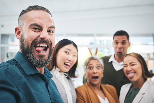 Portretselfie en groep grappige zakenmensen op kantoor voor teambuilding, samenwerking en ondersteuning Diversiteitsteamwerk en gelukkige vrienden met gekke gezichten voor profielfoto op sociale media