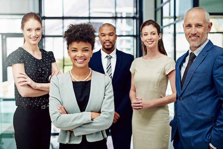 Foto portretzakenmensen en diversiteit van een gelukkig team professionele toewijding of trots op het hoofdkantoor groep zelfverzekerde medewerkers wereldwijde samenwerking en glimlach van vertrouwen solidariteit of eenheid