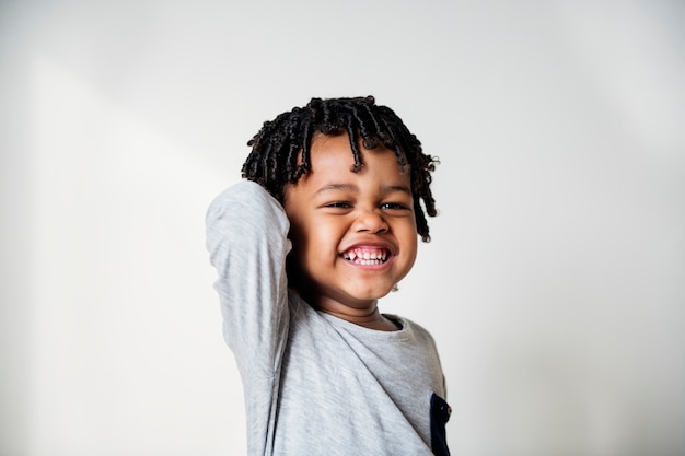 Портриат молодого жизнерадостного черного мальчика