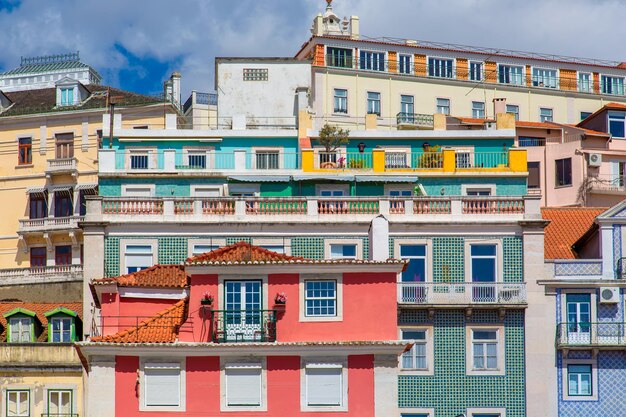 Portugal architectuur en kleurrijke straten van Lissabon dicht bij het historische centrum