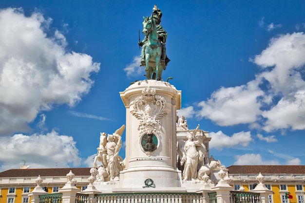 Monumenti del portogallo di commerce plaza praca do comercio a lisbona di fronte al fiume tago